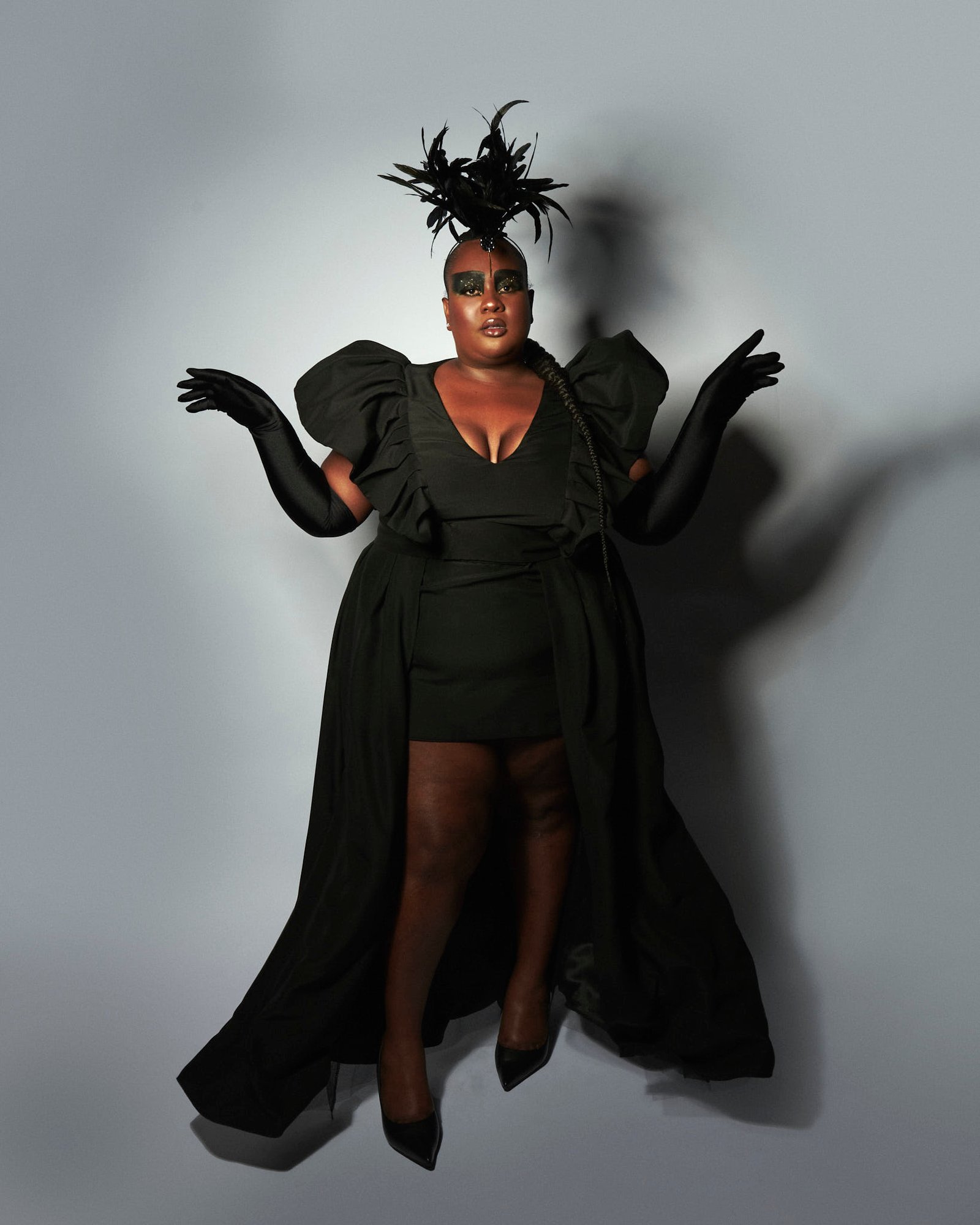 Roberta Freitas participa de Halloween da Sephora com look e cabeça de pássaro negro feitos sob medida