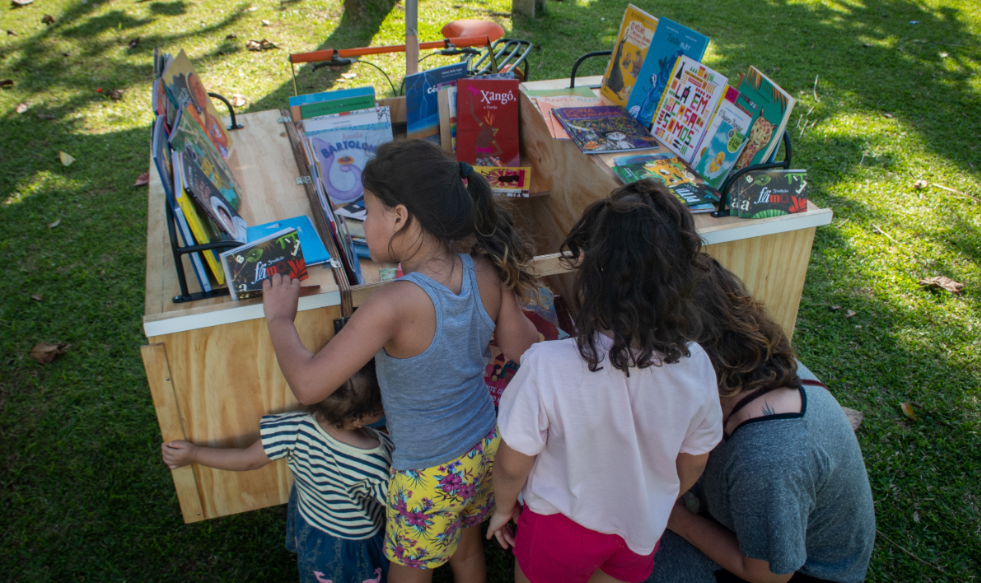 Uma biblioteca sobre rodas visita as escolas de Morretes - imagem 2