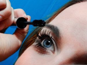 Usar lentes de contato com maquiagem exige cuidados especiais