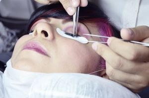 Usar lentes de contato com maquiagem exige cuidados especiais - imagem 3