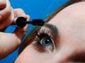 Usar lentes de contato com maquiagem exige cuidados especiais