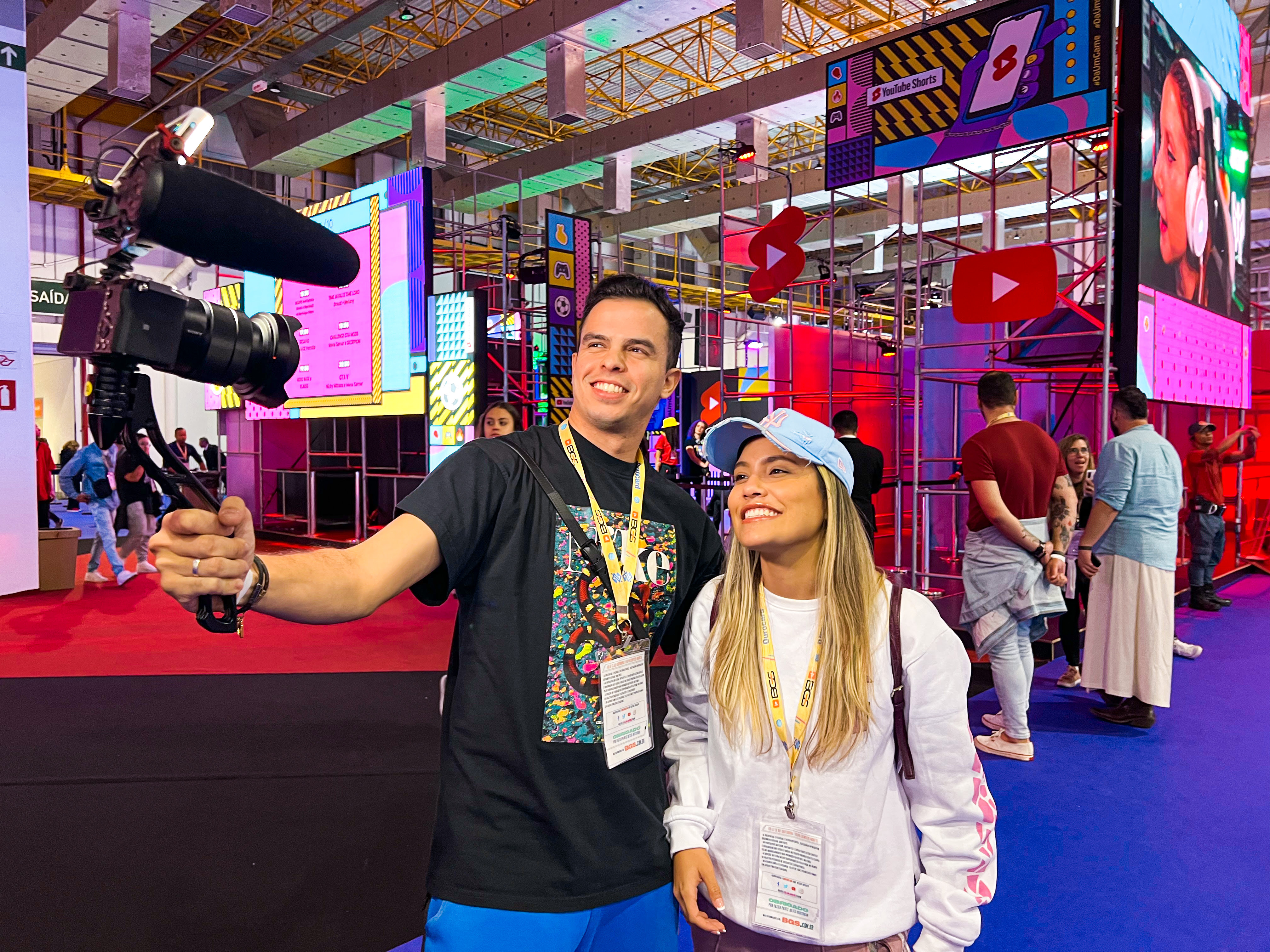 Youtubers Rafa e Luiz gravam vídeo especial no primeiro dia da Brasil Game Show