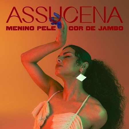 Assucena apresenta "Menino Pele Cor de Jambo", primeiro single do seu disco-solo, no qual canta suas verdades