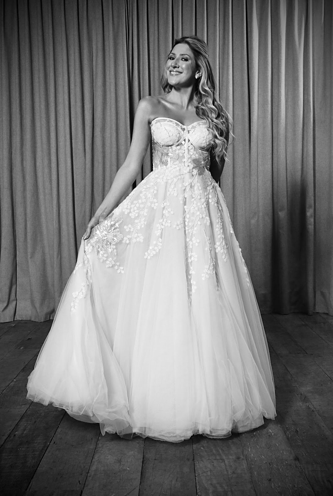 Dani Calabresa diz sim com vestido confeccionado pela estilista Lethicia Bronstein