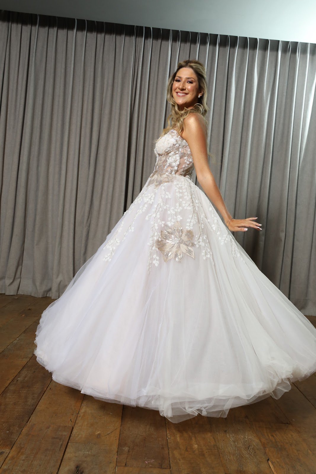 Dani Calabresa diz sim com vestido confeccionado pela estilista Lethicia Bronstein - imagem 4