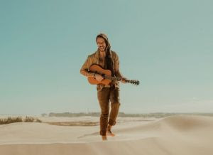 Gabriel Elias apresenta seu novo show, "LUAU", na Casa Natura Musical, com participação especial de Pedro