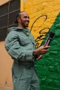 Instituto Ayrton Senna leva Lewis Hamilton para conversar com estudantes em escola pública de São Paulo