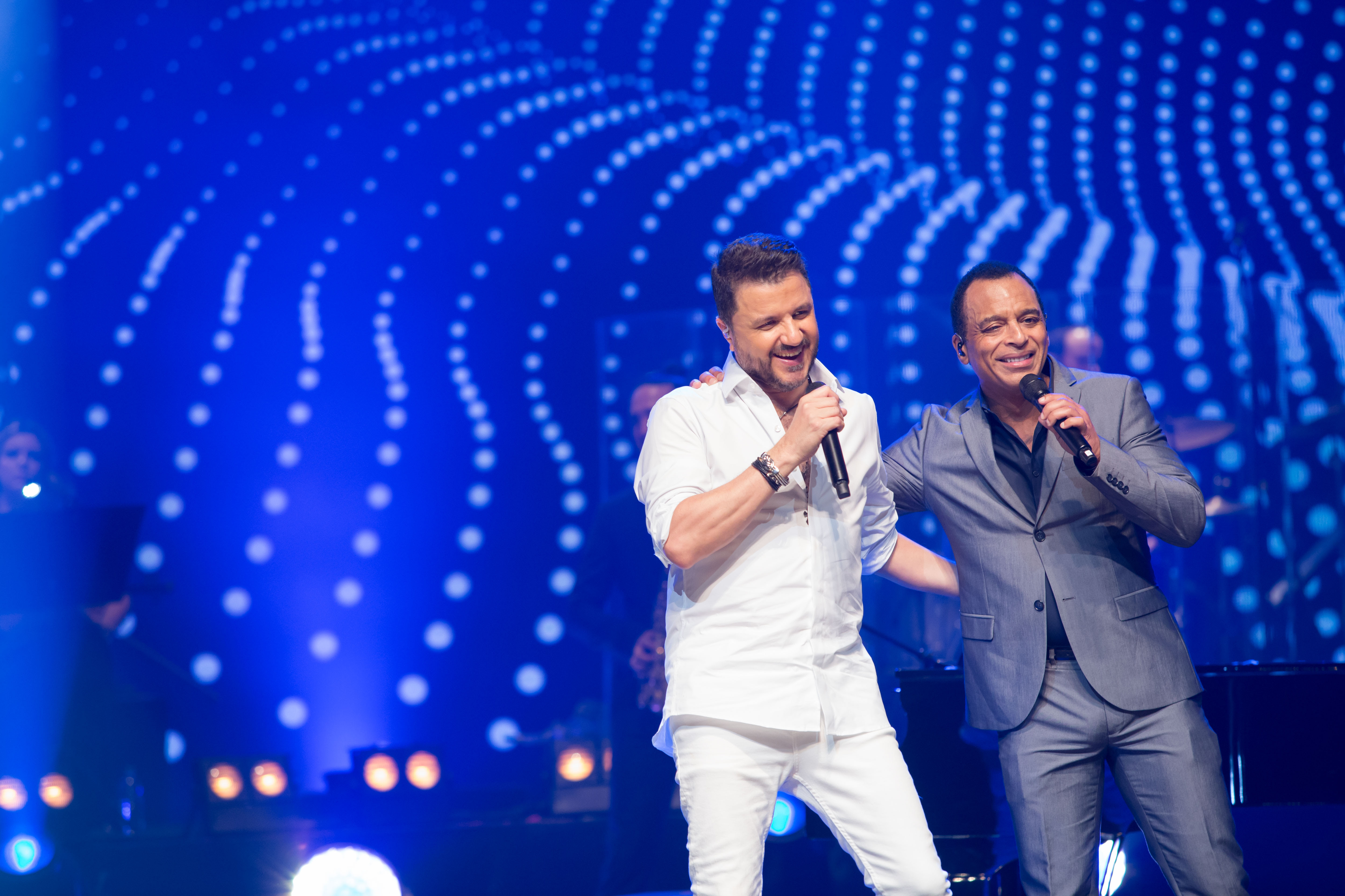 MAURICIO MANIERI E JON SECADA EM UM MEGASHOW COM CLÁSSICOS DA MÚSICA ROMÂNTICA - imagem 6