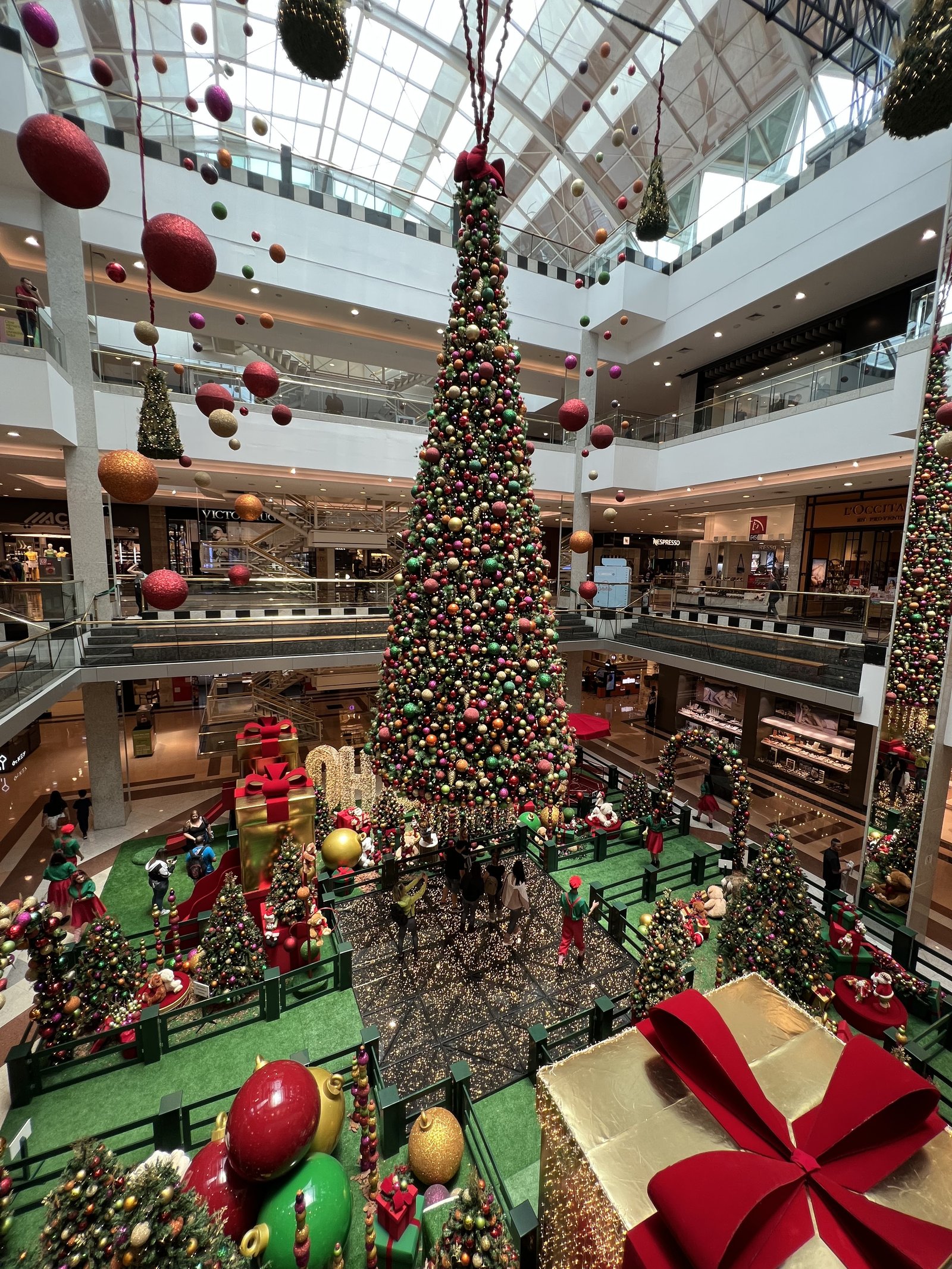 Natal das árvores flutuantes chega no Shopping Anália Franco, trazendo muita cor e magia para o fim de ano - imagem 2