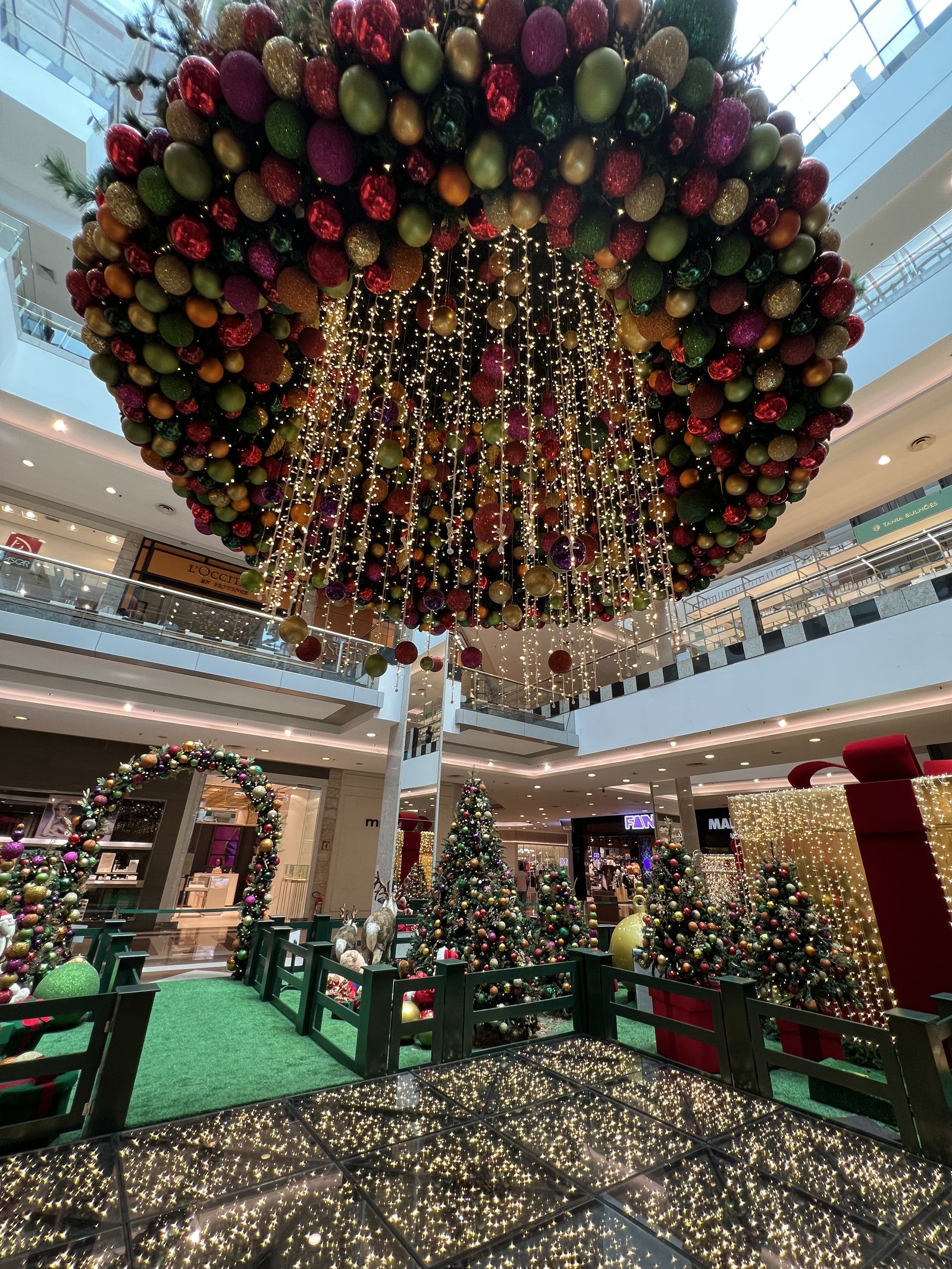 Natal das árvores flutuantes chega no Shopping Anália Franco, trazendo muita cor e magia para o fim de ano - imagem 3