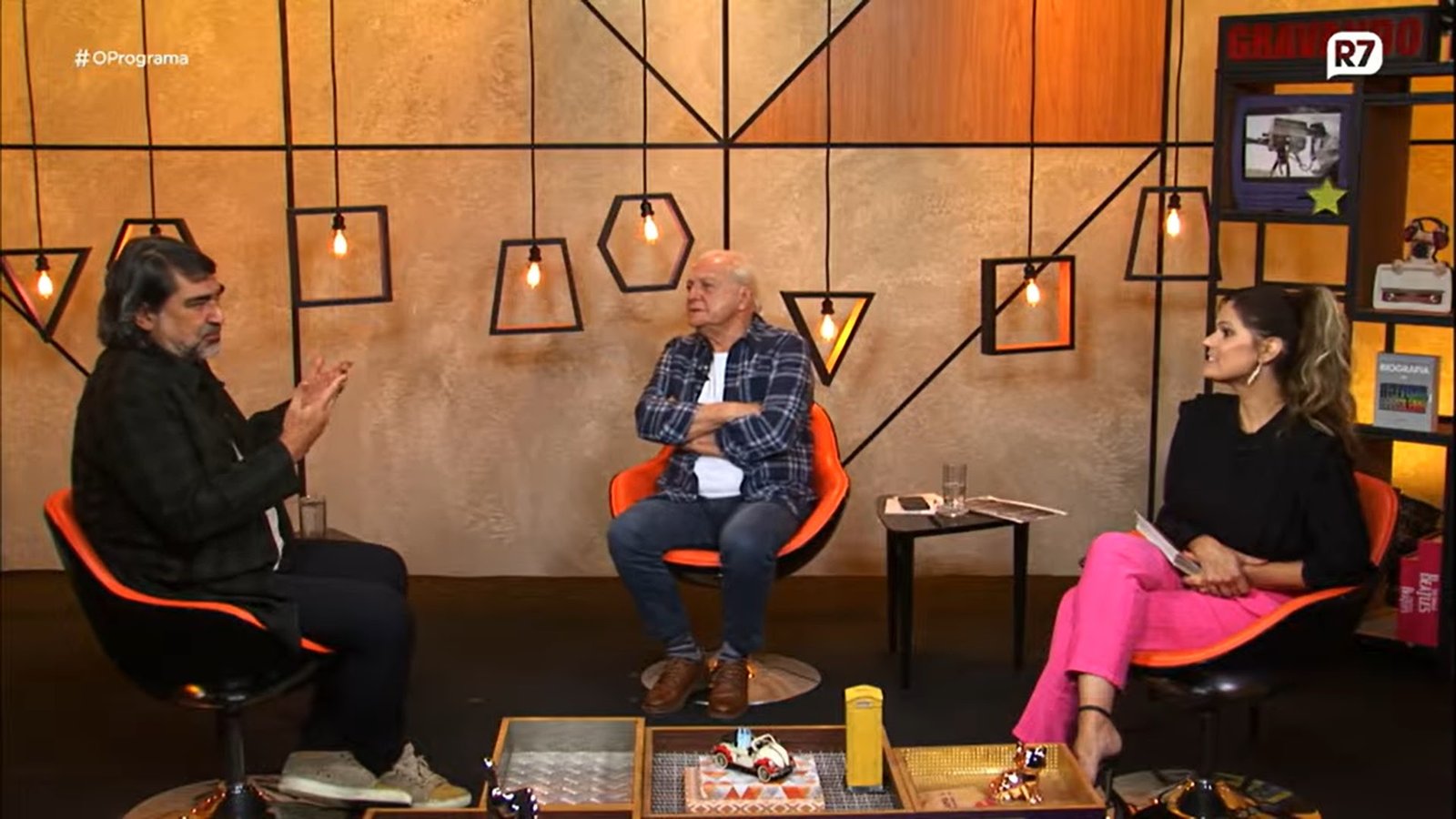 NO R7, ZECA CAMARGO REVELA QUE FUGIU DO BRASIL E DISPARA SOBRE DIRETOR: “ELE É O MELHOR E PIOR" - imagem 4