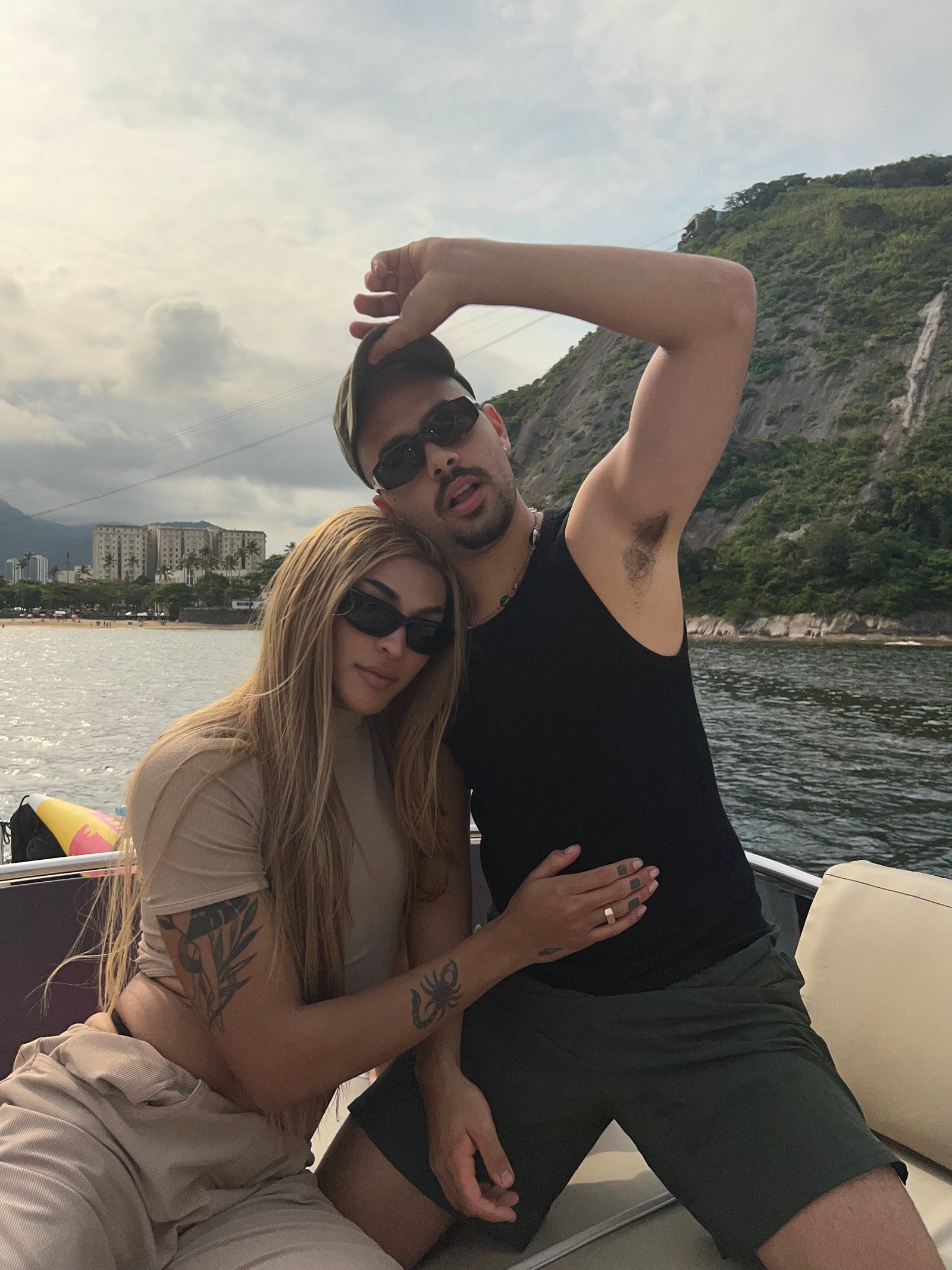 Pedro Sampaio e Pabllo Vittar curtem passeio de barco no Rio