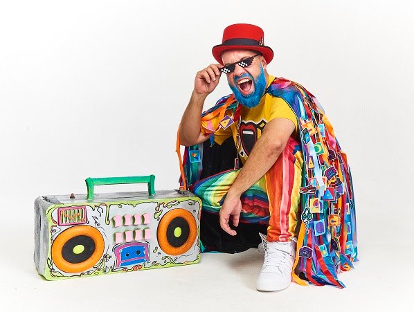 Rapper Renan Inquérito apresenta o single "Super Hip-Hop", primeira faixa do seu próximo disco, que conecta o