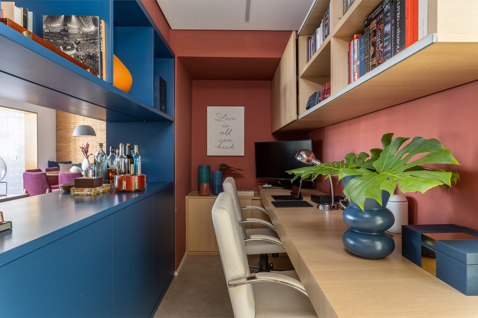Ambientes com o Viva Magenta, a Cor de 2023, da Pantone