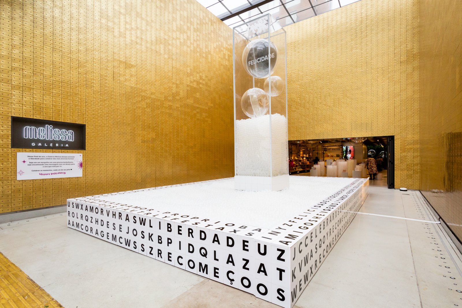 Galeria Melissa coloca piscina de bolinhas gigante em São Paulo para celebrar fim de ano