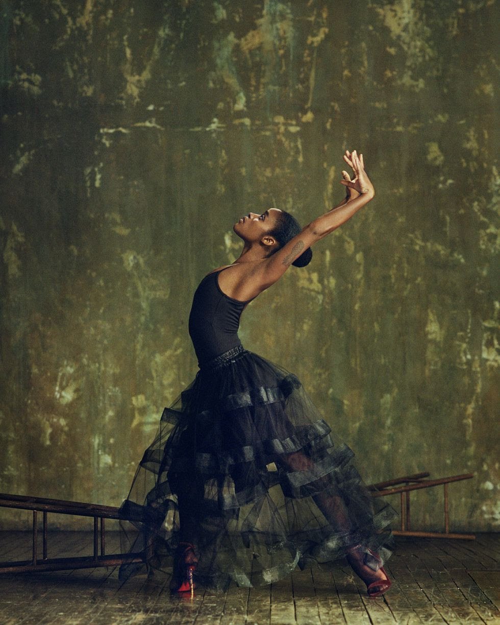 Ingrid Silva estrela projeto da Christian Louboutin