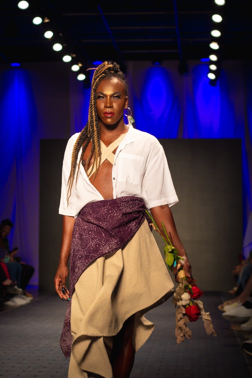 Leyllah Diva Black desfila pela Manui na BRASIL ECO FASHION WEEK.