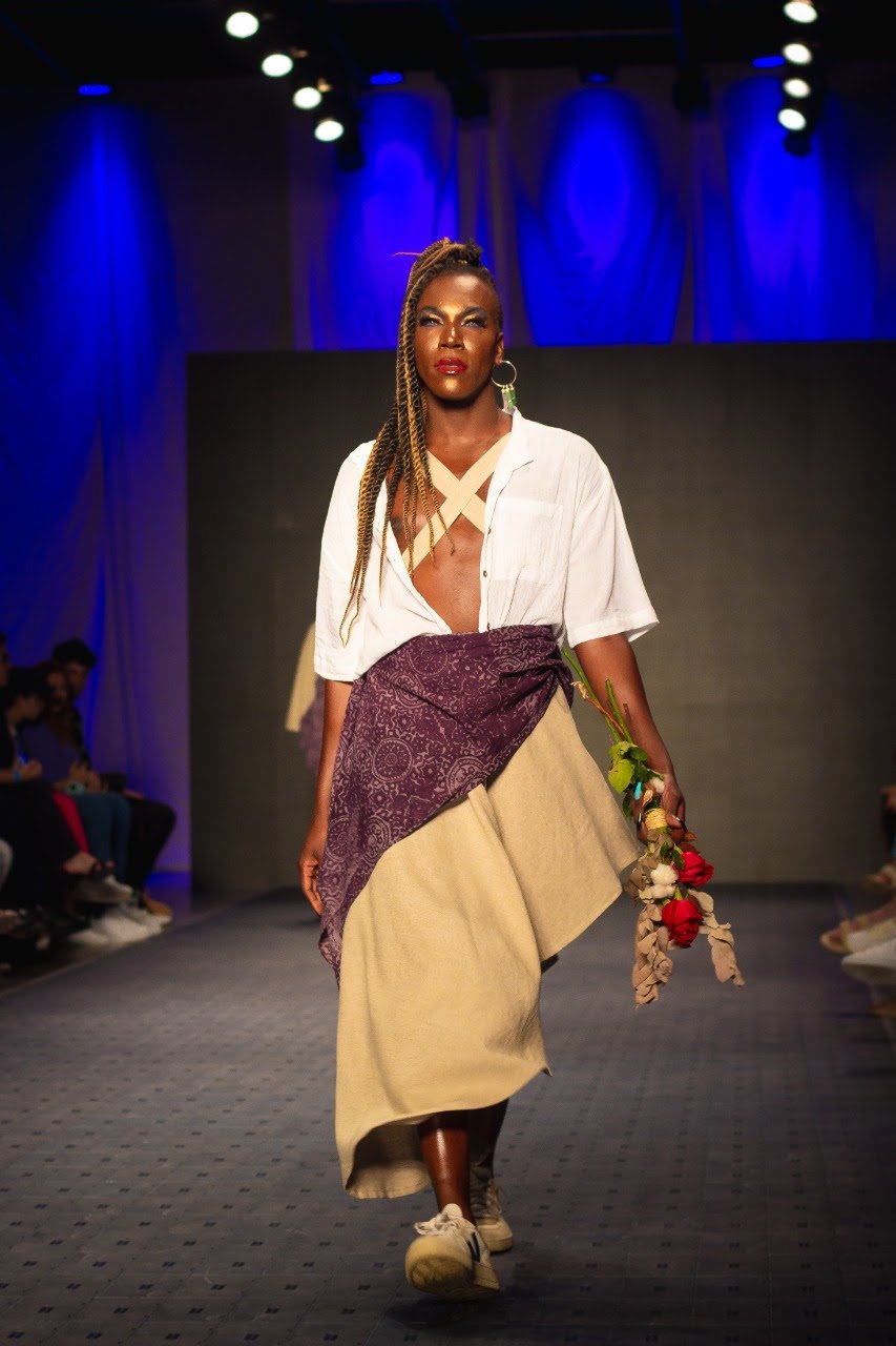 Leyllah Diva Black desfila pela Manui na BRASIL ECO FASHION WEEK. - imagem 2