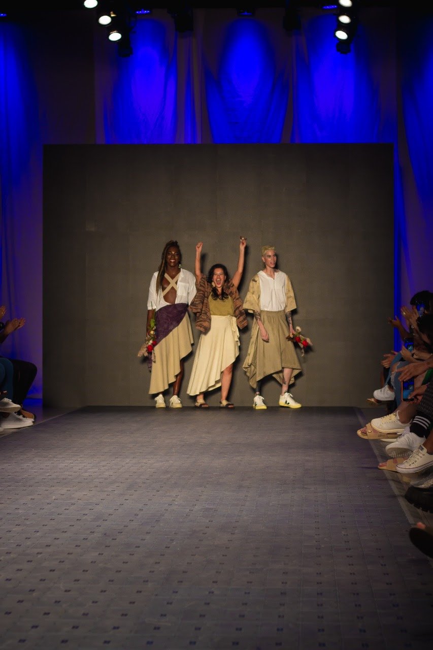 Leyllah Diva Black desfila pela Manui na BRASIL ECO FASHION WEEK. - imagem 3