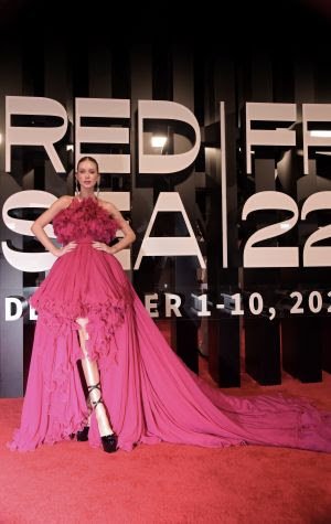 Marina Ruy Barbosa brilha no tapete vermelho do Festival Internacional de Cinema do Mar Vermelho, em Jeddah