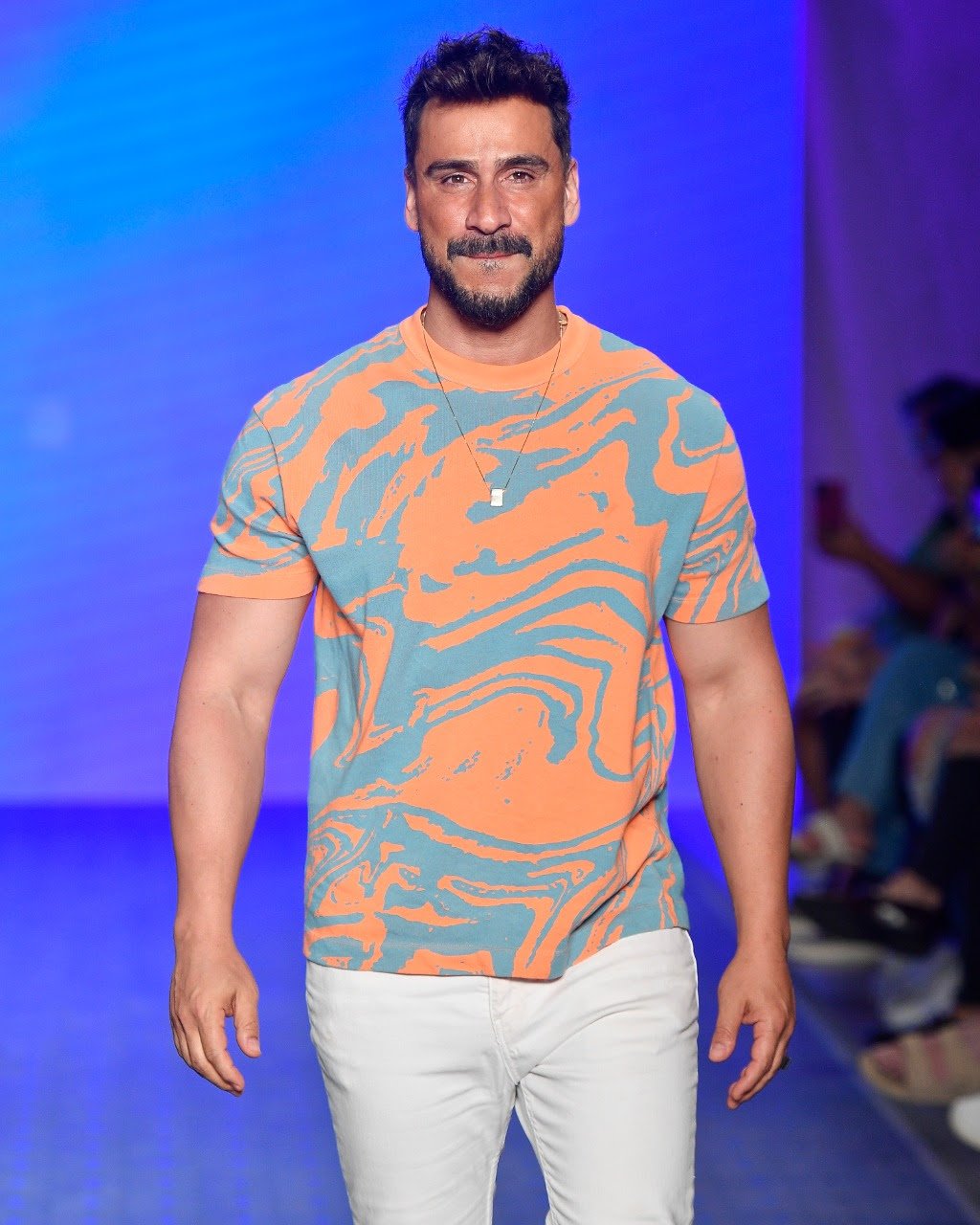 No Dia Internacional das Pessoas com Deficiência, Julio Rocha desfila com modelo Maju de Araújo - imagem 5
