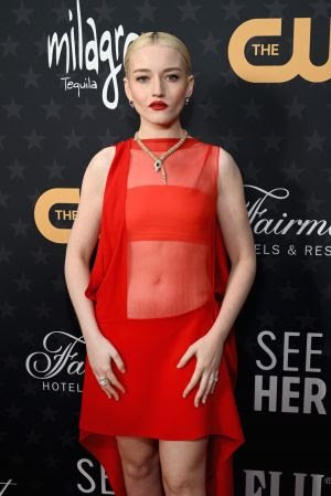 Julia Garner usa Ferragamo no 28° Critics Choice Awards - imagem 2