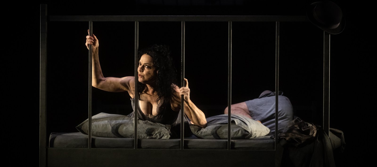 Molly Bloom, com Bete Coelho, direção de Daniela Thomas, no Teatro Unimed - imagem 2