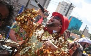 Tiago Abravanel desfila com bloco pela primeira vez no Carnaval