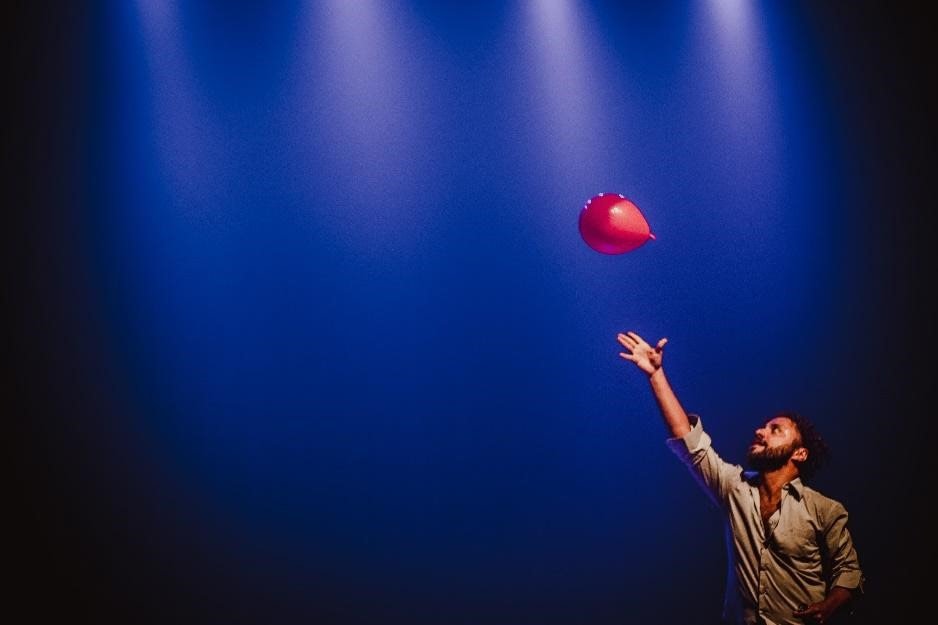 Um Shakespeare do subúrbio: em “Eu, Romeu” o ator Marcos Camelo, da Adorável Companhia (RJ), estreia em São - imagem 3