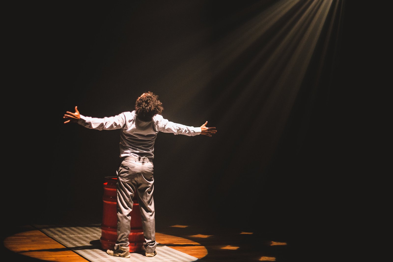 Um Shakespeare do subúrbio: em “Eu, Romeu” o ator Marcos Camelo, da Adorável Companhia (RJ), estreia em São - imagem 4