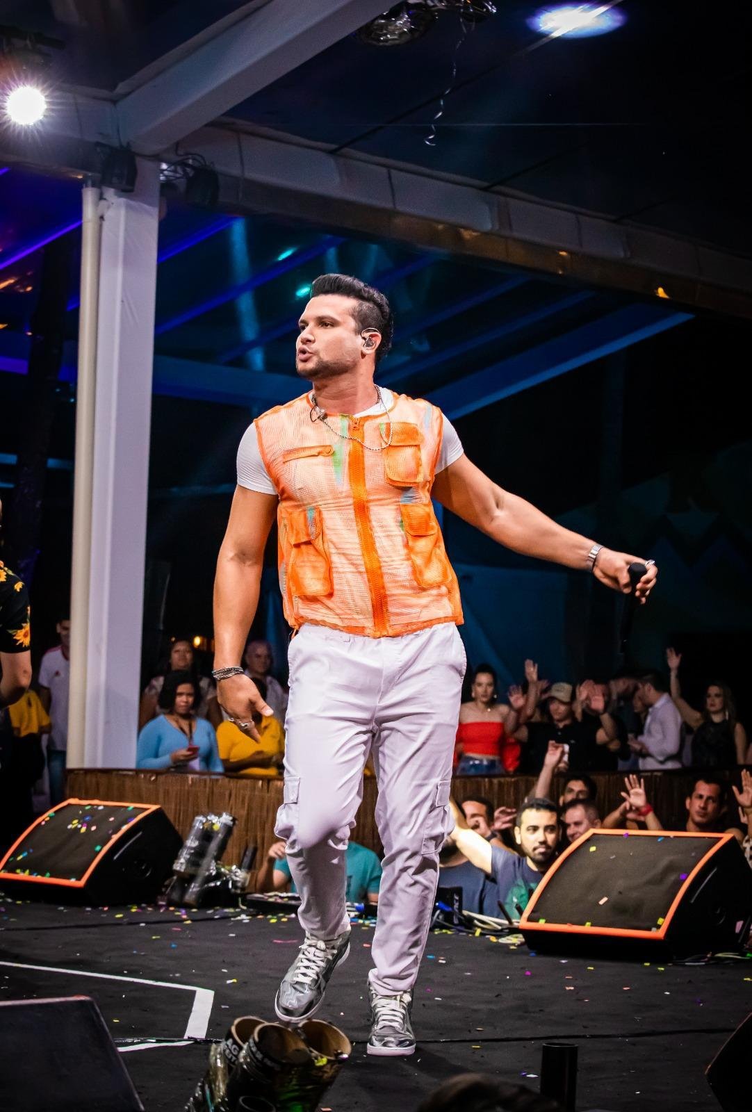 ÀS VÉSPERAS DO CARNAVAL, ISRAEL NOVAES LANÇA SINGLE AUTORAL QUE PROMETE SER HIT DA FOLIA