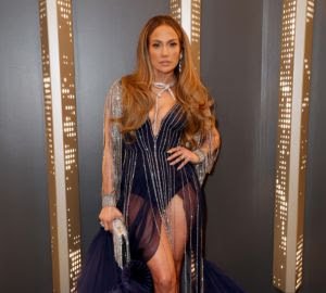 Jennifer Lopez brilha com o icônico Bulgari Serpenti no Grammy Awards