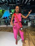 Maju Coutinho veste a faixa de madrinha da Banda do Candinho, do Bixiga/São Paulo.