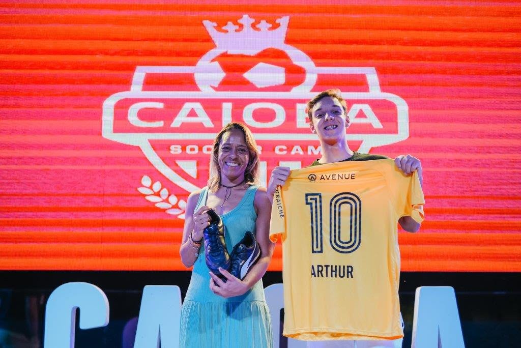 CAIOBA SOCCER CAMP RECEBE FLÁVIA E ARTUR ARANTES DO NASCIMENTO, FILHA E NETO DE PELE, E ABRE FINAL DE SEMANA - imagem 4