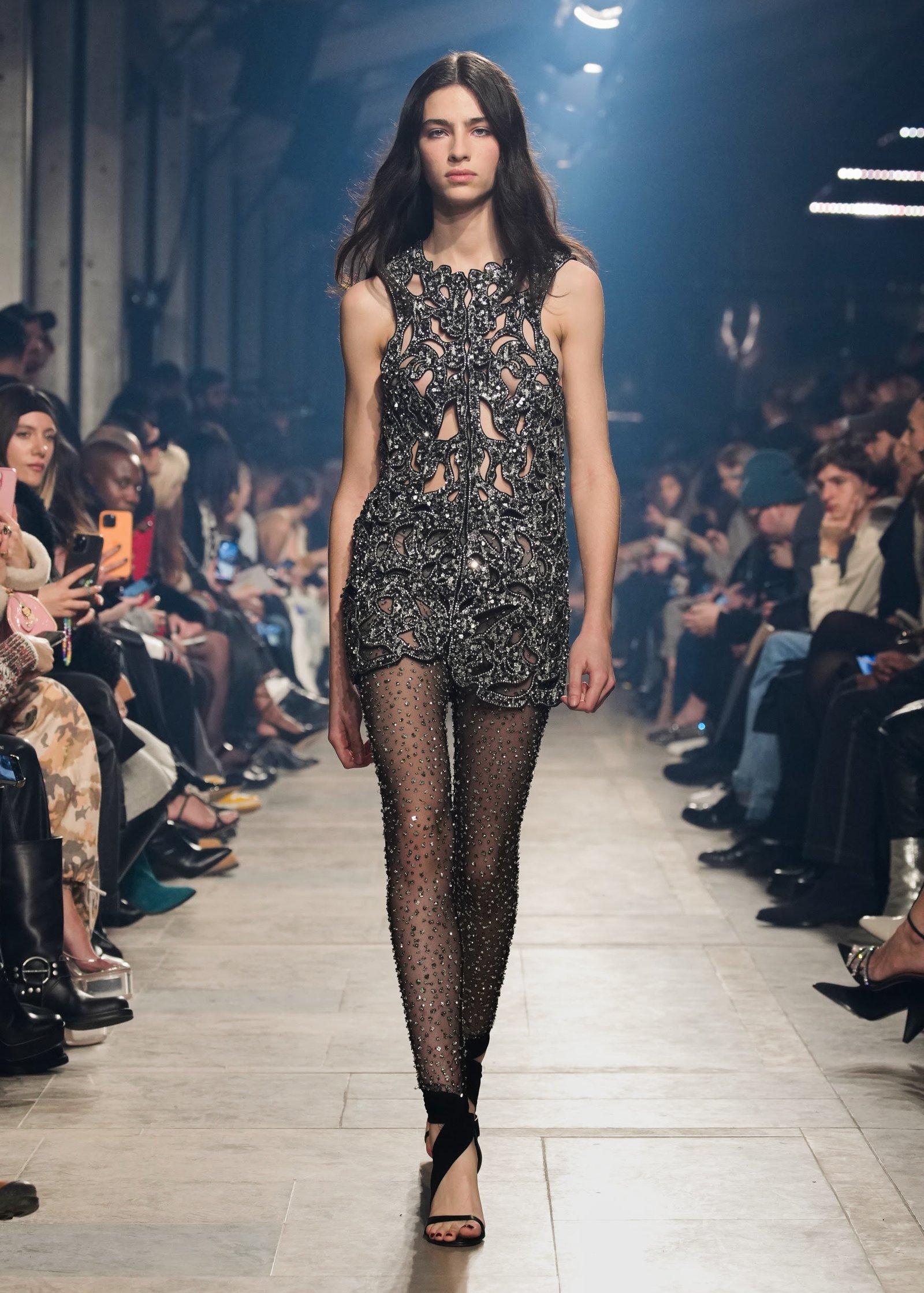 Isabel Marant apresenta espírito festivo em sua coleção de inverno 2023