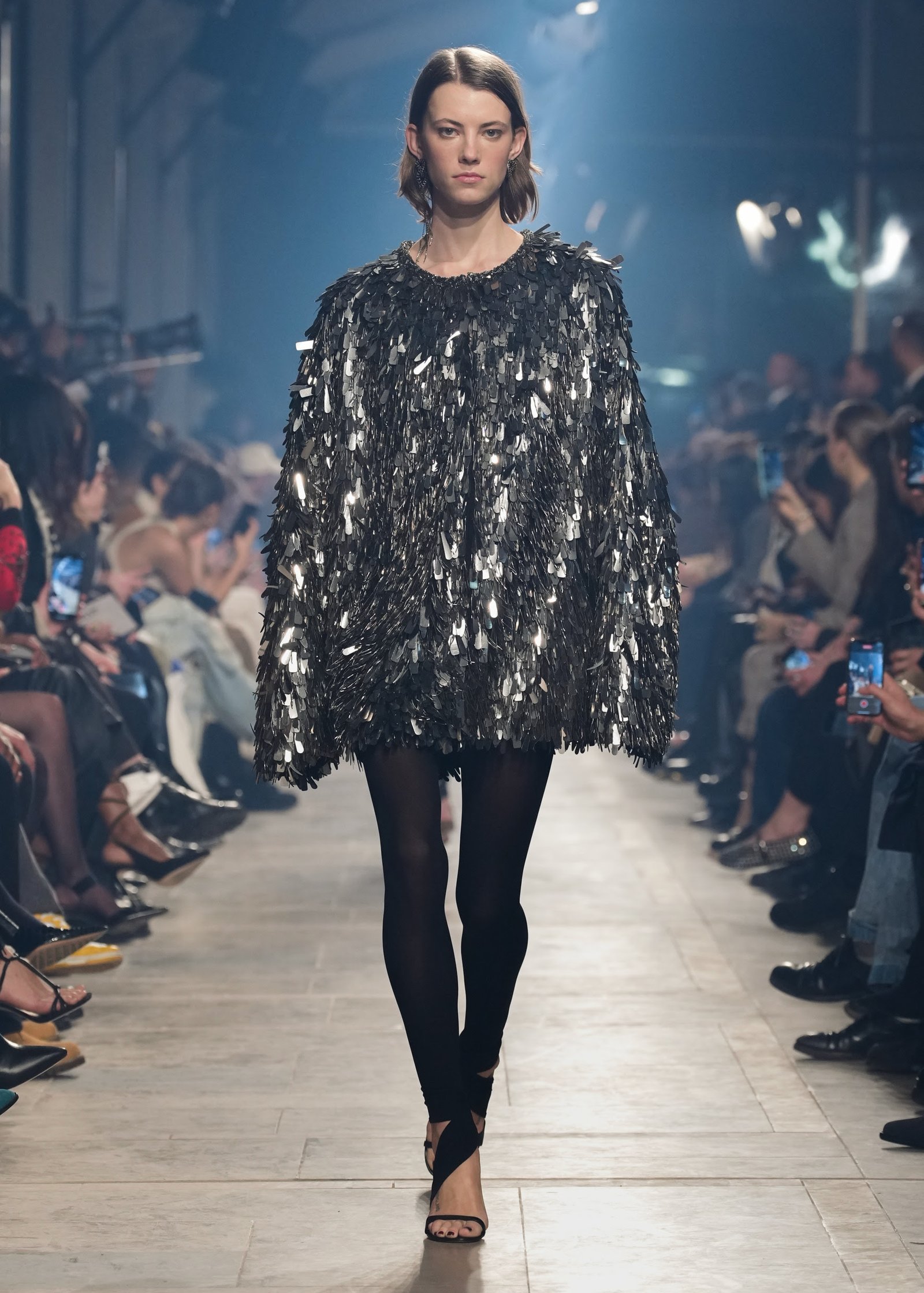 Isabel Marant apresenta espírito festivo em sua coleção de inverno 2023 - imagem 2