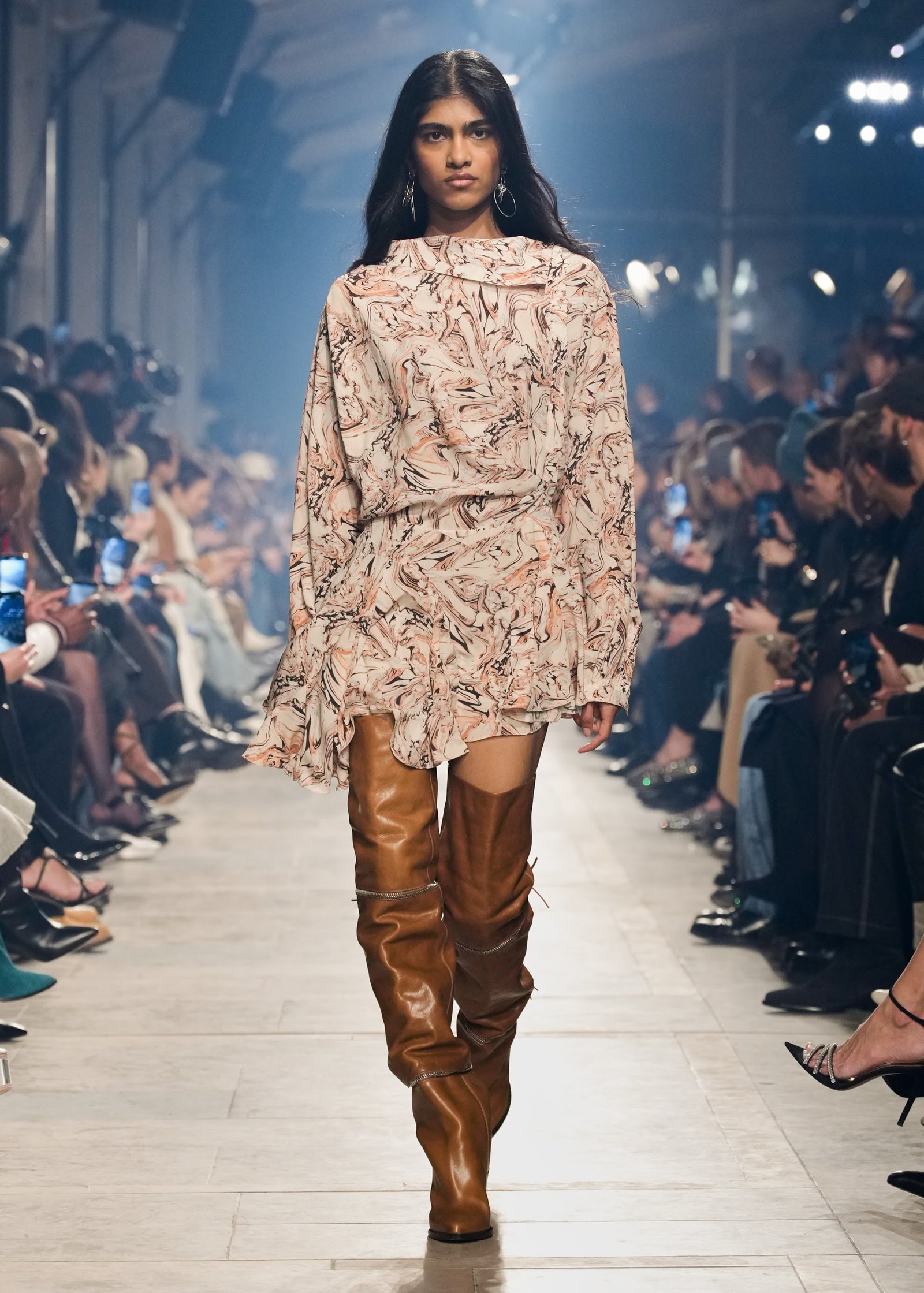 Isabel Marant apresenta espírito festivo em sua coleção de inverno 2023 - imagem 3
