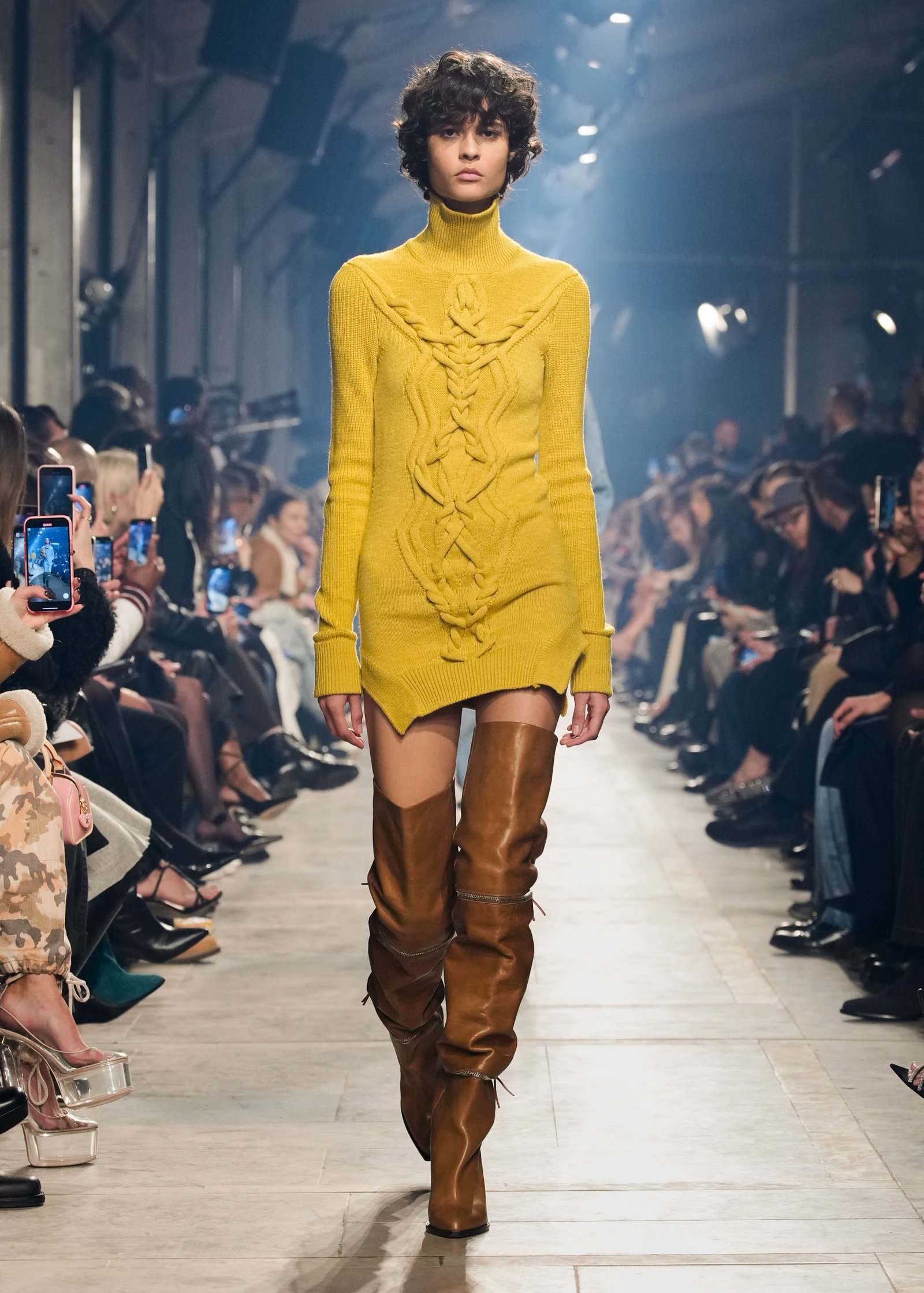 Isabel Marant apresenta espírito festivo em sua coleção de inverno 2023 - imagem 4