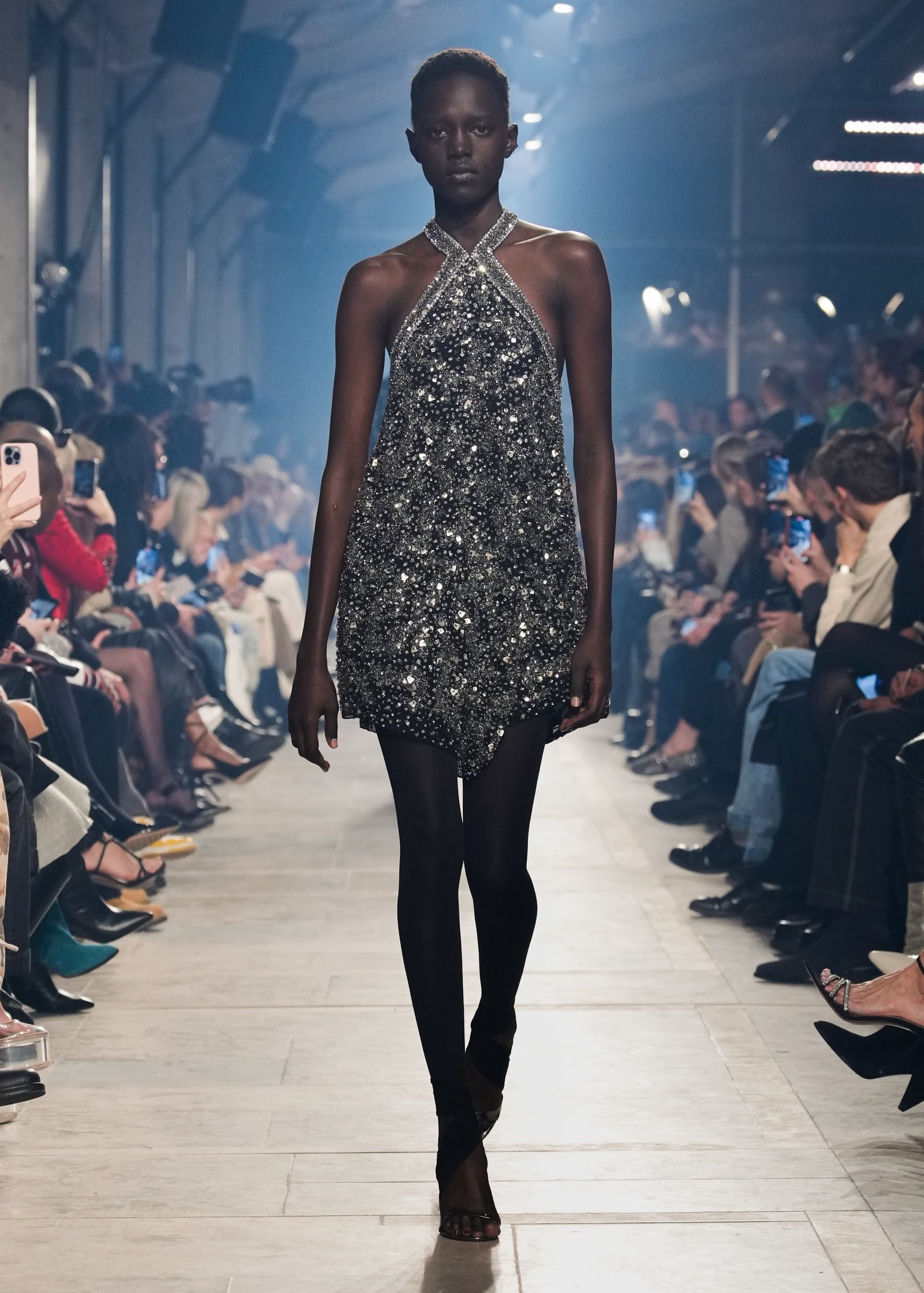 Isabel Marant apresenta espírito festivo em sua coleção de inverno 2023 - imagem 5
