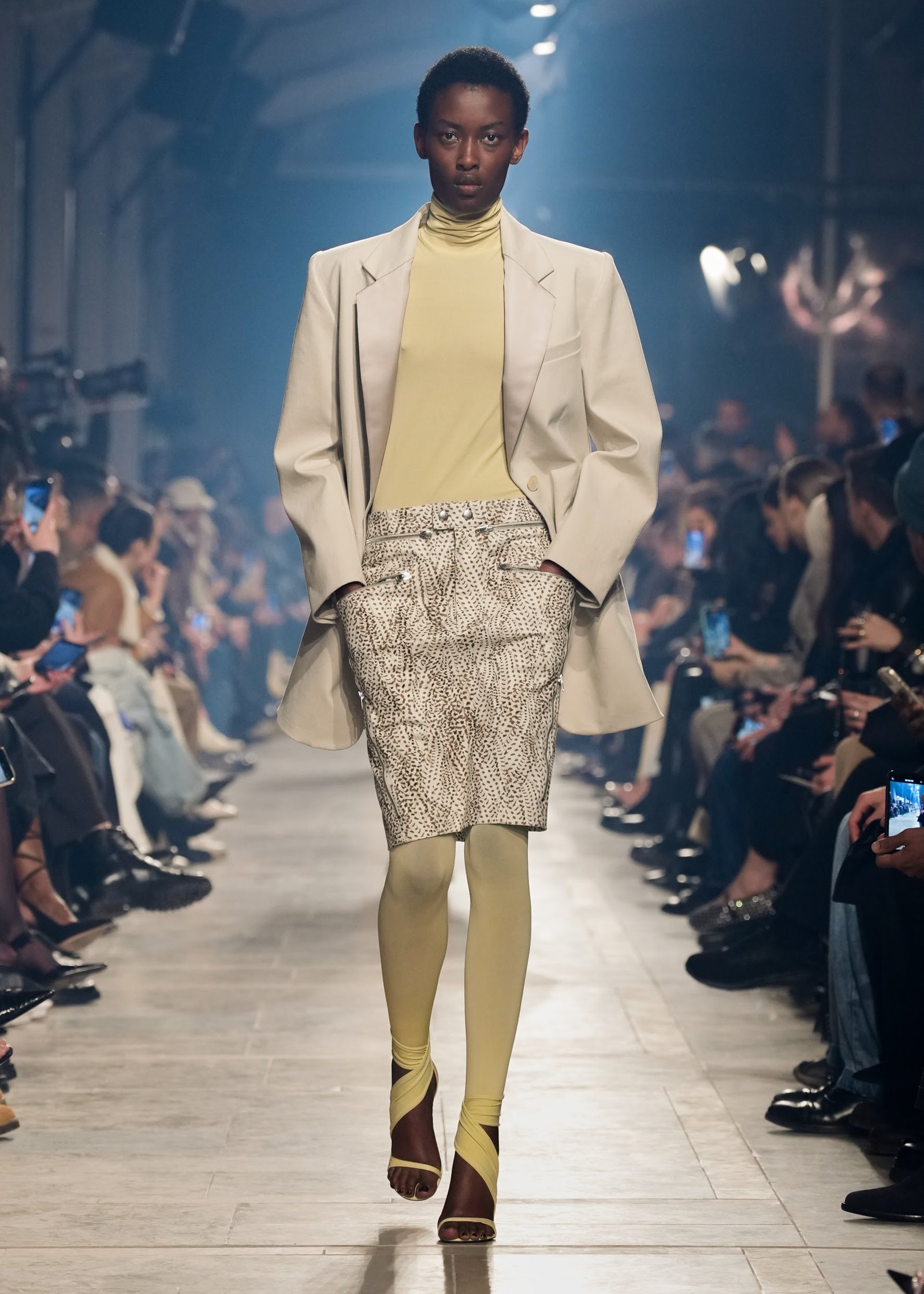 Isabel Marant apresenta espírito festivo em sua coleção de inverno 2023 - imagem 6