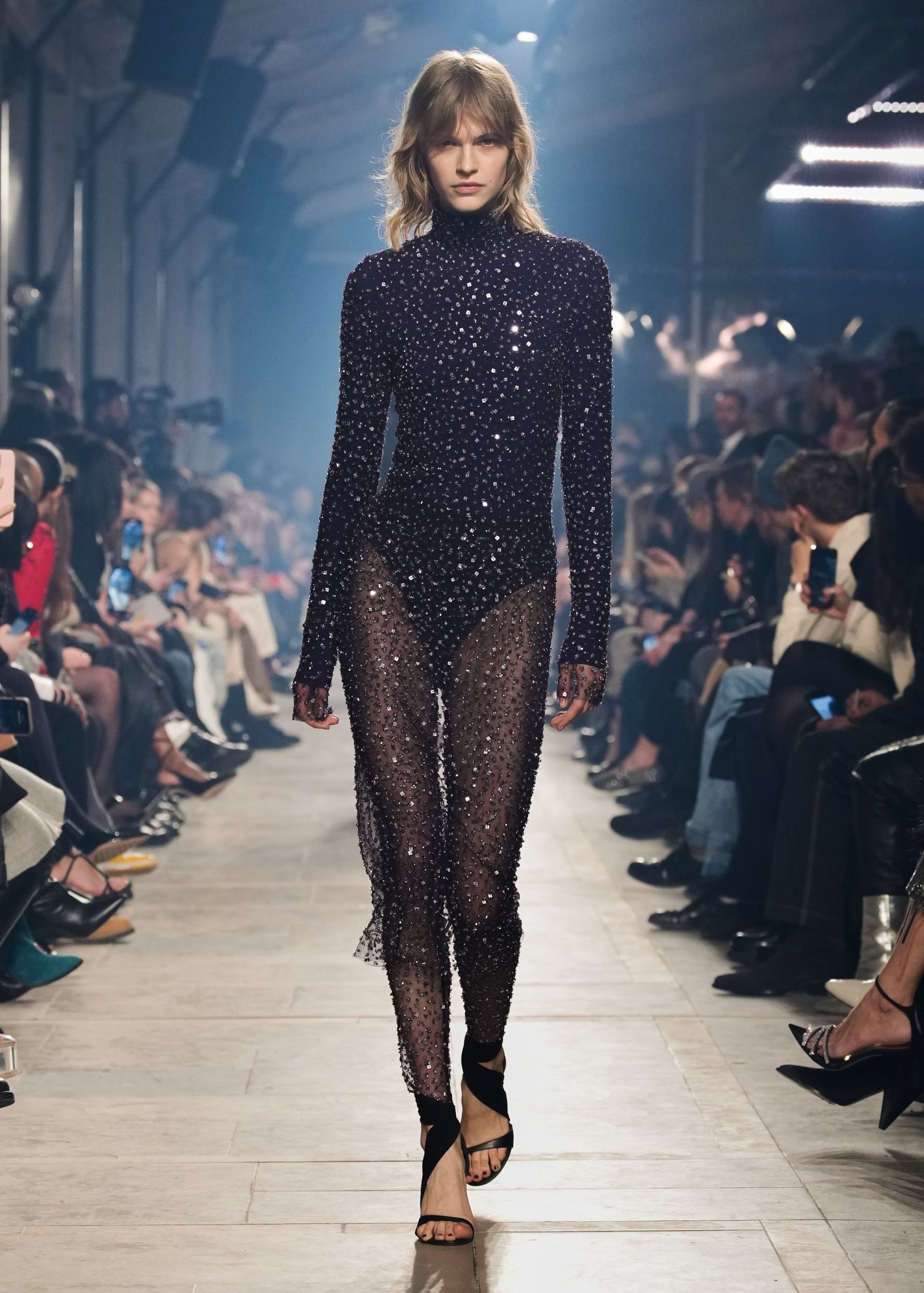 Isabel Marant apresenta espírito festivo em sua coleção de inverno 2023 - imagem 7