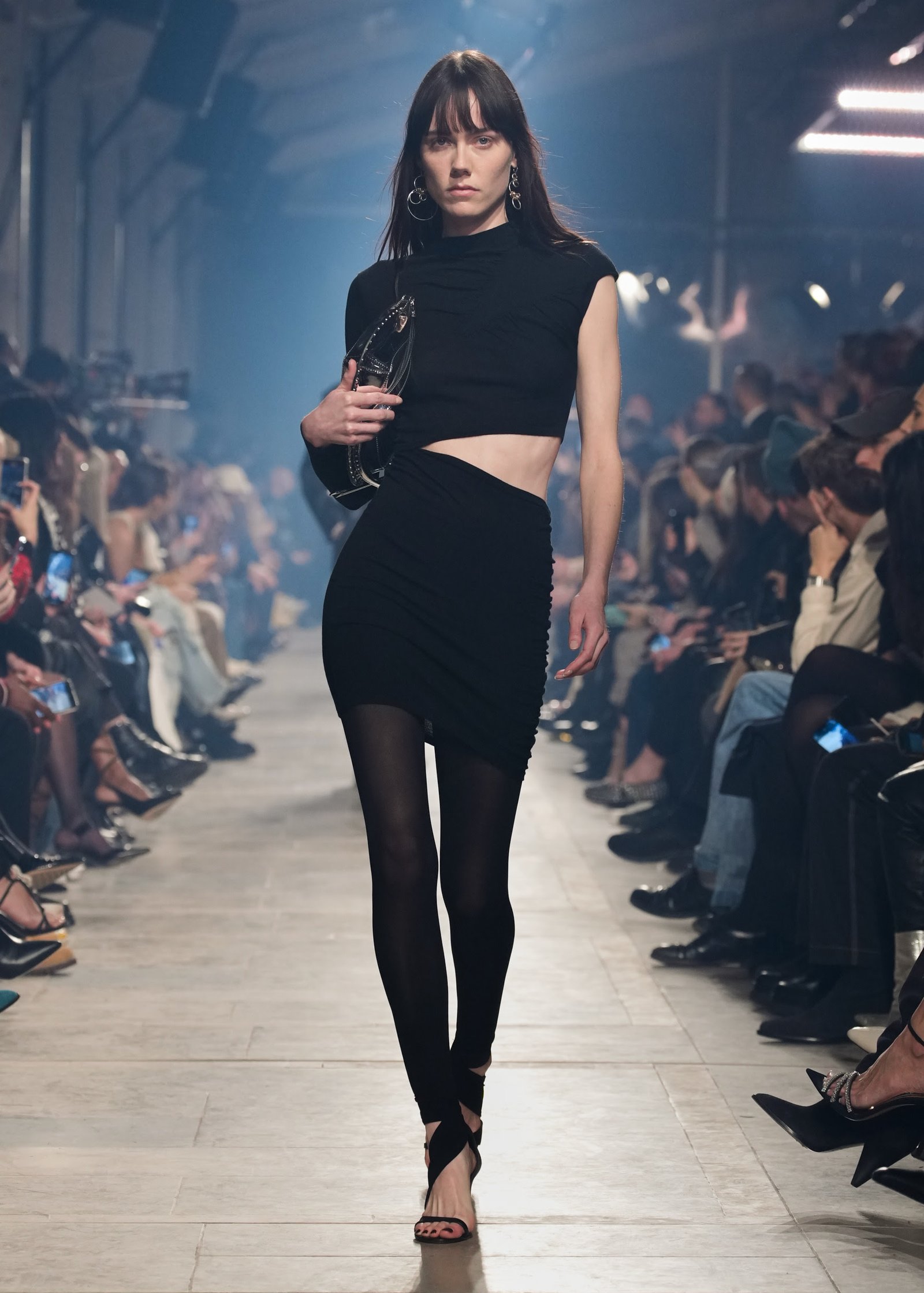 Isabel Marant apresenta espírito festivo em sua coleção de inverno 2023 - imagem 8