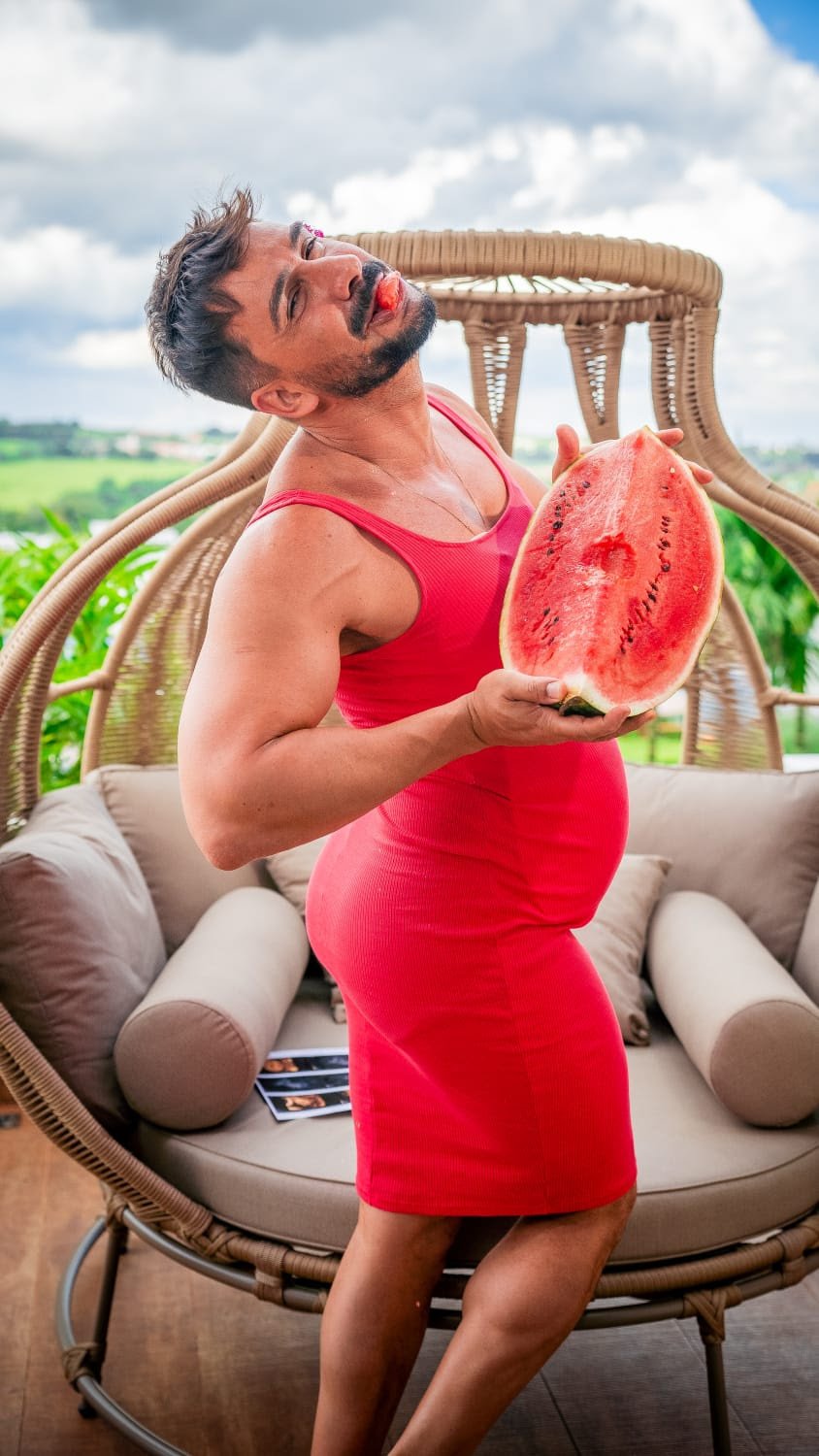 Julio Rocha posa com "barrigão" para pedir ajuda aos seguidores para o nome da filha: "Melhor ensaio de - imagem 2