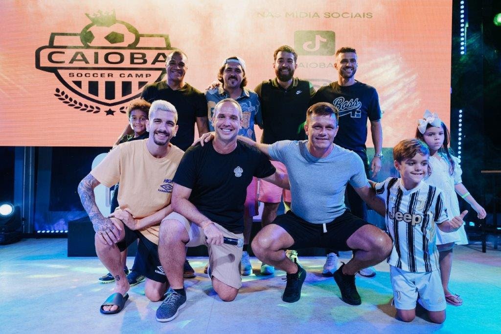 PRIMEIRO FINAL DE SEMANA CAIOBA SOCCER CAMP: FLÁVIA E ARTUR ARANTES DO NASCIMENTO, FILHA E NETO DE PELE