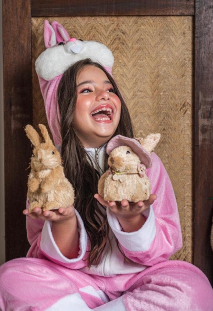 A pequena Miss Universo Sophia Eldo fez ensaio de Páscoa, ovos de chocolate e ainda comemorou o