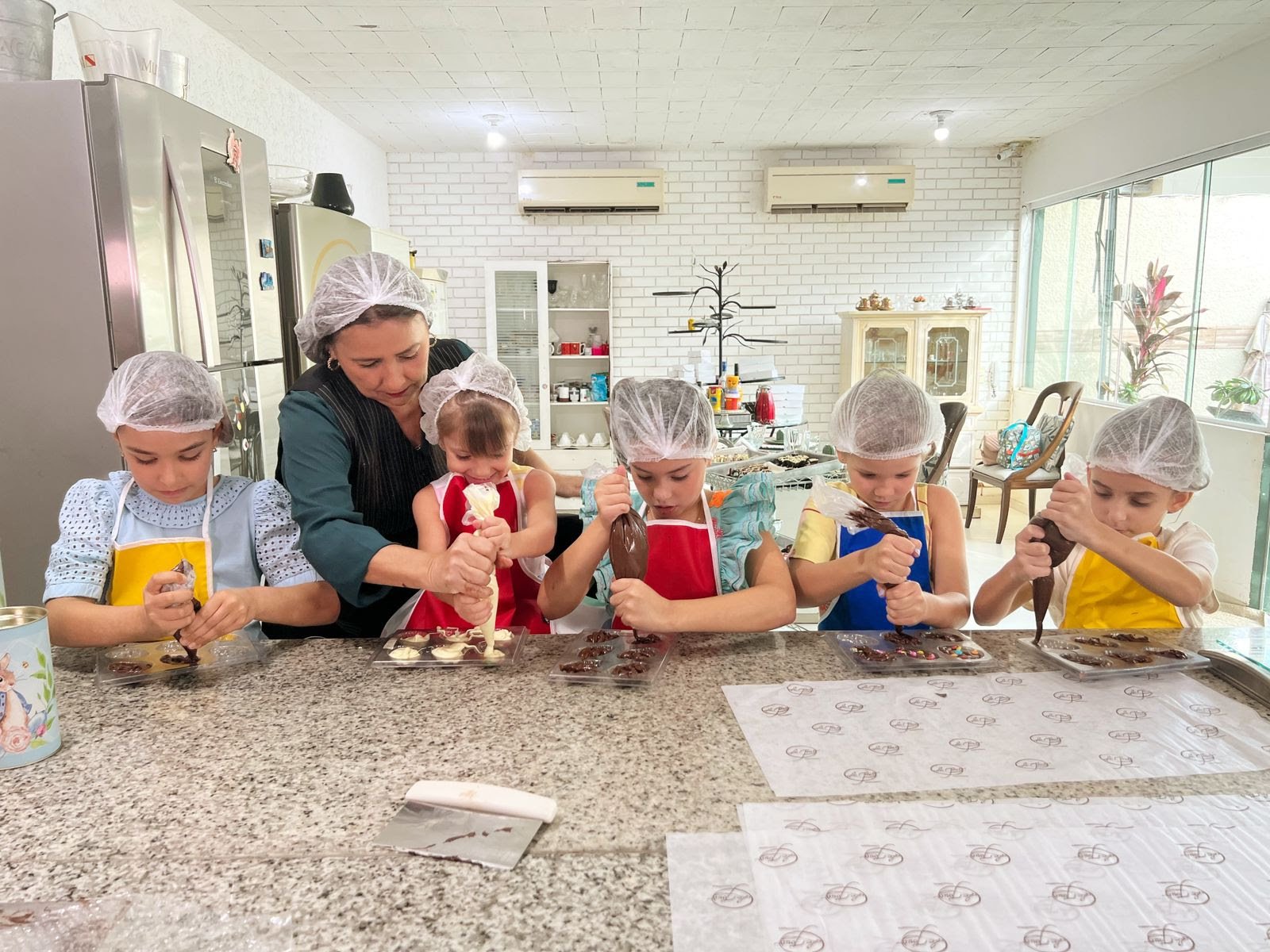 A pequena Miss Universo Sophia Eldo fez ensaio de Páscoa, ovos de chocolate e ainda comemorou o - imagem 2