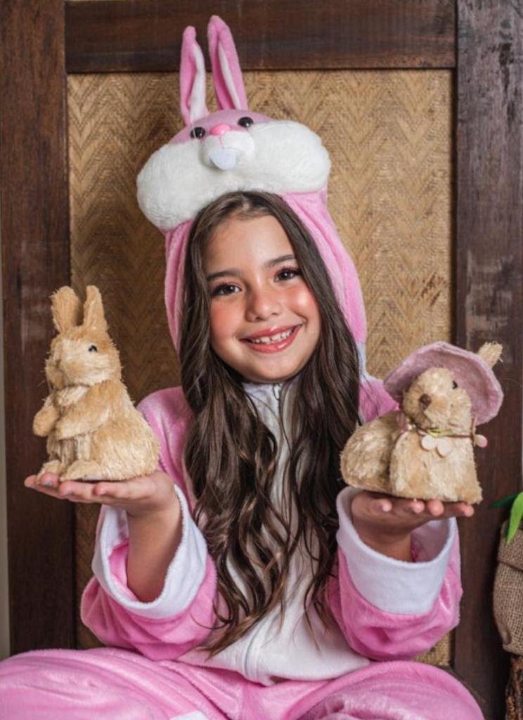 A pequena Miss Universo Sophia Eldo fez ensaio de Páscoa, ovos de chocolate e ainda comemorou o - imagem 4