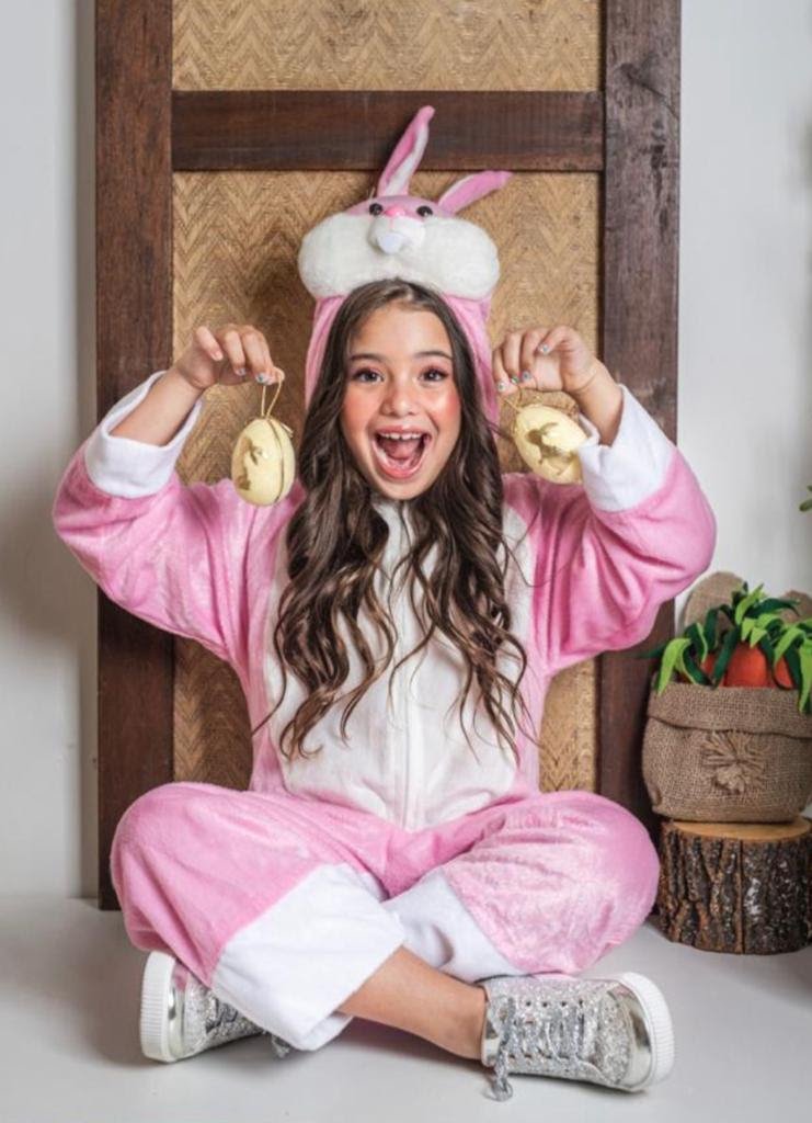 A pequena Miss Universo Sophia Eldo fez ensaio de Páscoa, ovos de chocolate e ainda comemorou o - imagem 5