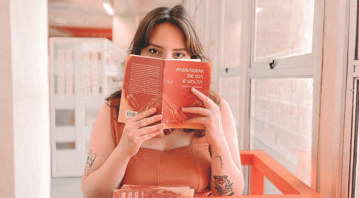 Com quarta capa assinada por Jarid Arraes, escritora cearense Priscilla Pinheiro lança "Passagem de Ida e