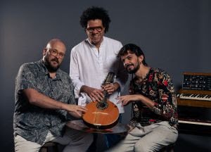 Compositor e bandolinista premiado, Hamilton de Holanda lança novo álbum "Flying Chicken" - imagem 2
